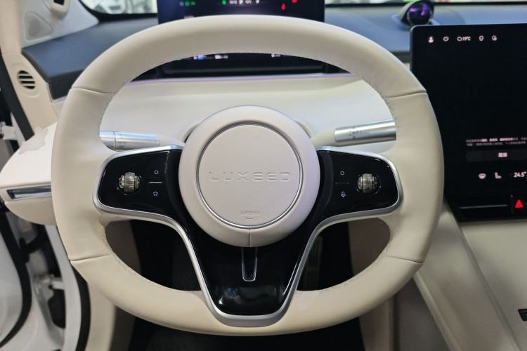 Used Hima Luxeed R7 2025 Range-Extended Version 251 km Max Steering Wheel