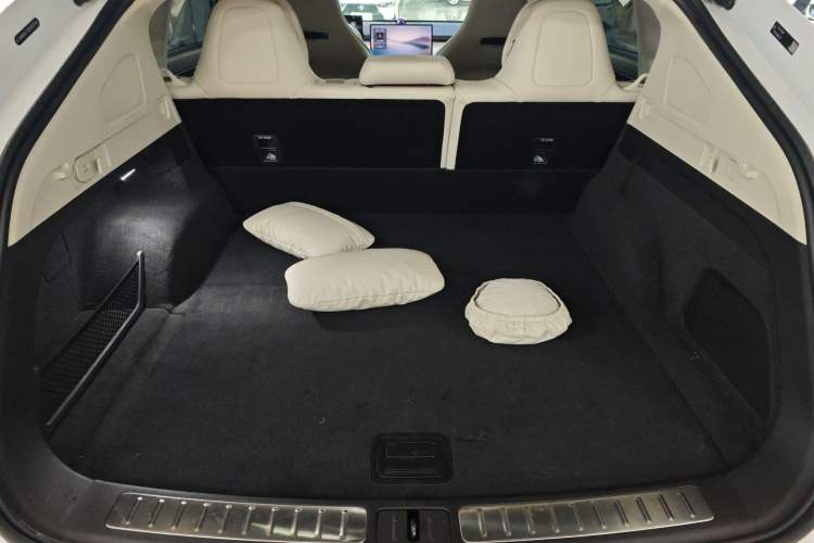Used Hima Luxeed R7 2025 Range-Extended Version 251 km Max Trunk
