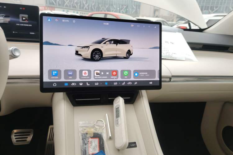 Used Hima Luxeed R7 2025 Range-Extended Version 251 km Max Audio And AC Panel