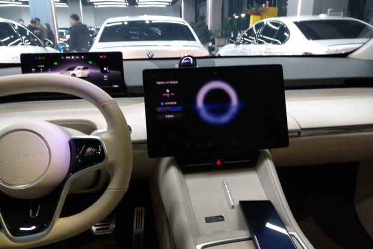 Used Hima Luxeed R7 2025 Range-Extended Version 251 km Max Audio And AC Panel