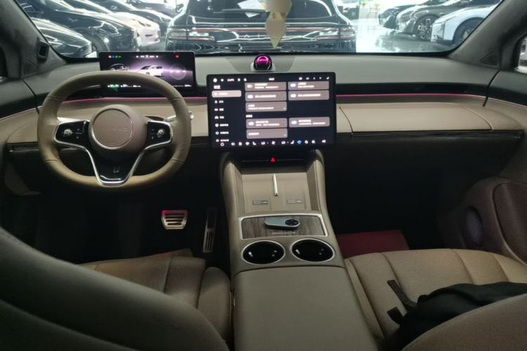 Used Hima Luxeed R7 2025 Range-Extended Version 251 km Max Center Console