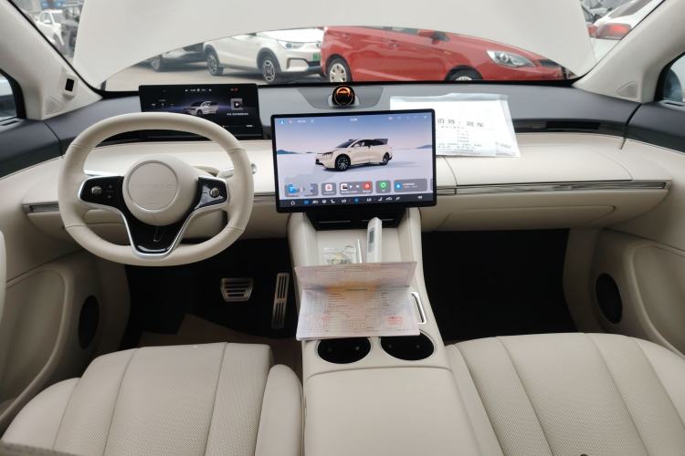 Used Hima Luxeed R7 2025 Range-Extended Version 251 km Max Center Console