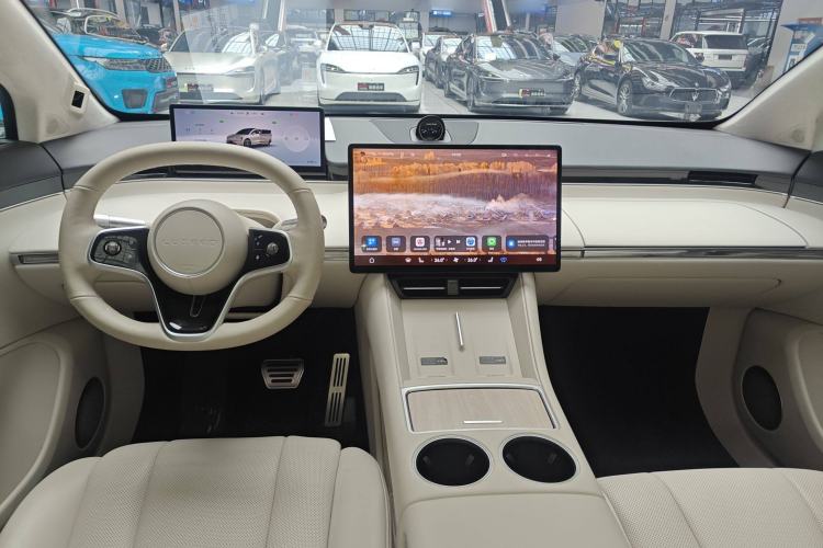 Used Hima Luxeed R7 2025 Range-Extended Version 251 km Max Center Console