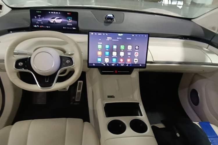 Used Hima Luxeed R7 2025 Range-Extended Version 251 km Max Center Console