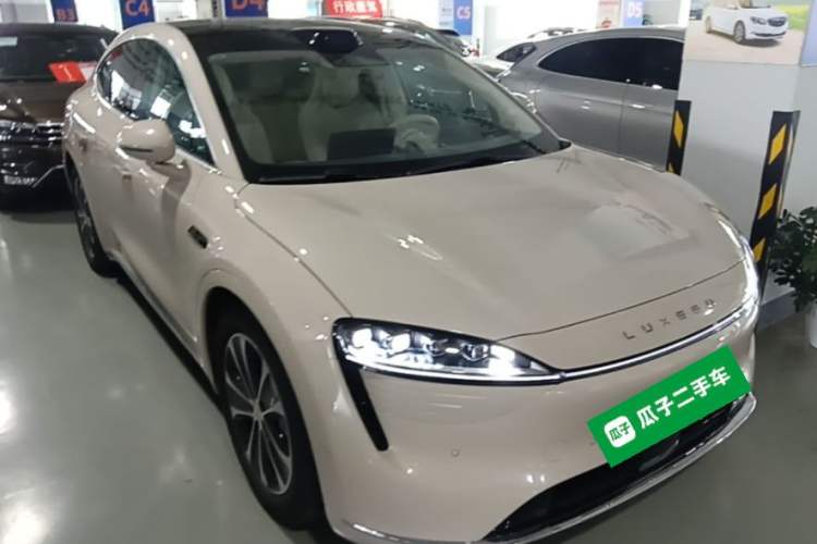 Used Hima Luxeed R7 2025 Range-Extended Version 251 km Max Front Right 45 Deg