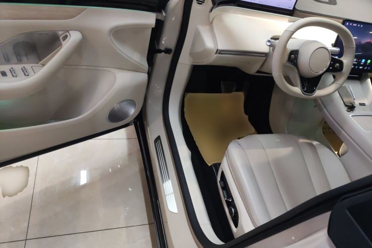 Used Hima Luxeed R7 2025 Range-Extended Version 251 km Max Interior 3