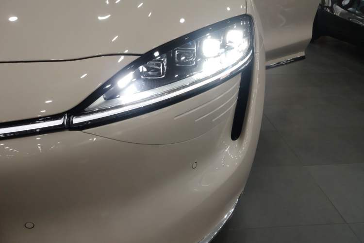 Used Hima Luxeed R7 2025 Range-Extended Version 251 km Max Left Front Headlight