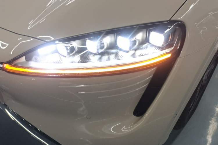 Used Hima Luxeed R7 2025 Range-Extended Version 251 km Max Left Front Headlight