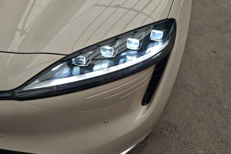 Used Hima Luxeed R7 2025 Range-Extended Version 251 km Max Left Front Headlight
