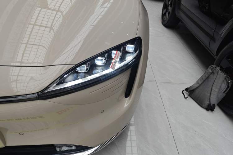 Used Hima Luxeed R7 2025 Range-Extended Version 251 km Max Left Front Headlight