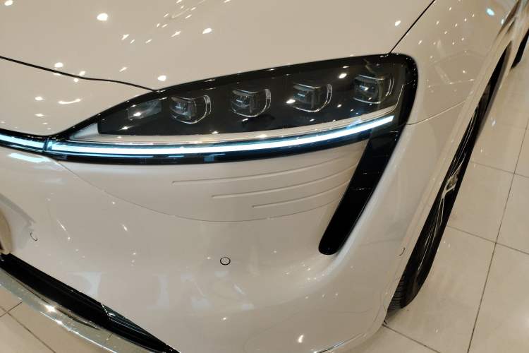 Used Hima Luxeed R7 2025 Range-Extended Version 251 km Max Left Front Headlight