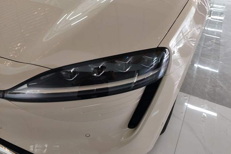 Used Hima Luxeed R7 2025 Range-Extended Version 251 km Max Left Front Headlight