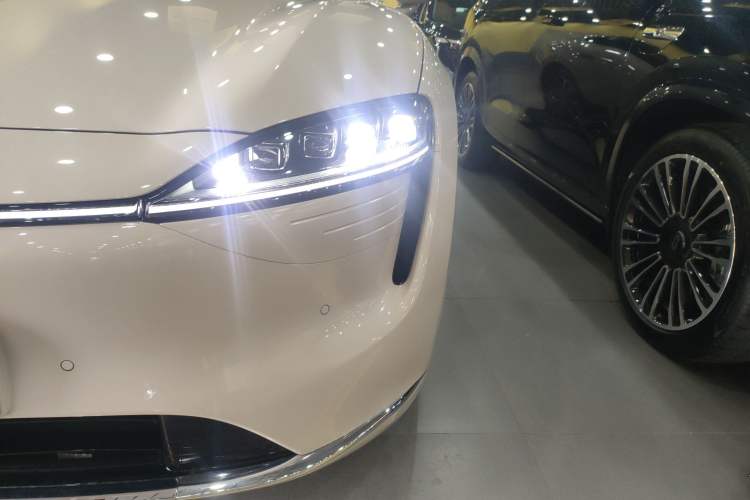 Used Hima Luxeed R7 2025 Range-Extended Version 251 km Max Left Front Headlight