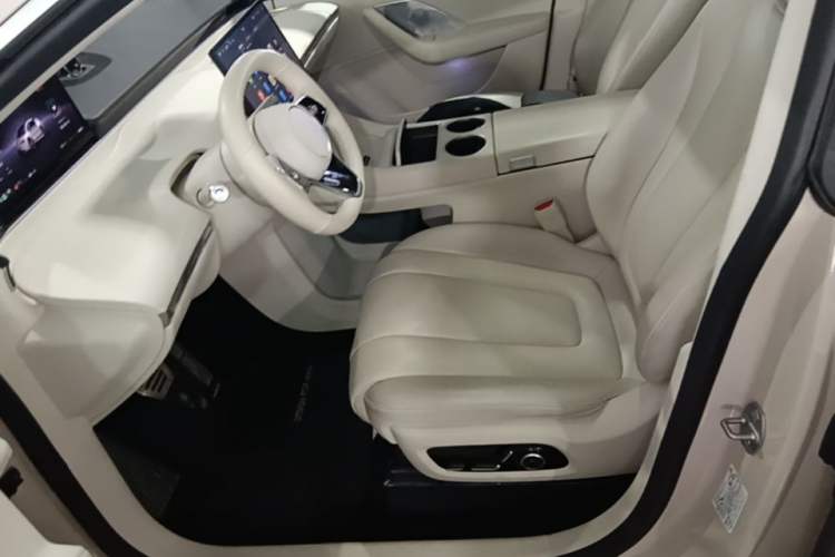 Used Hima Luxeed R7 2025 Range-Extended Version 251 km Max Left Front Seat