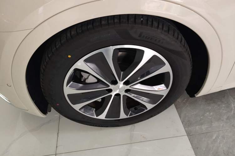 Used Hima Luxeed R7 2025 Range-Extended Version 251 km Max Left Front Wheel Hub