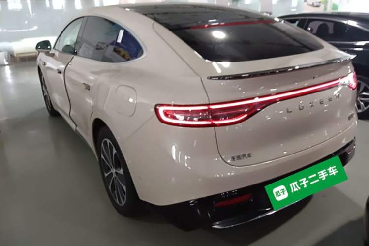 Used Hima Luxeed R7 2025 Range-Extended Version 251 km Max Rear Left 45 Deg