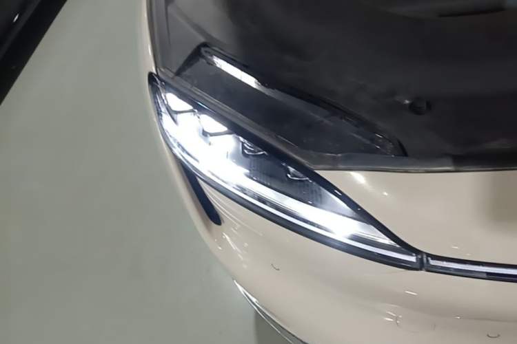 Used Hima Luxeed R7 2025 Range-Extended Version 251 km Max Right Front Headlight