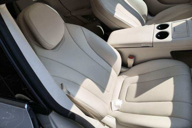 Used Hima Luxeed R7 2025 Range-Extended Version 251 km Max Right Front Seat