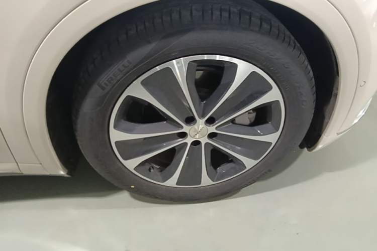 Used Hima Luxeed R7 2025 Range-Extended Version 251 km Max Right Front Wheel Hub