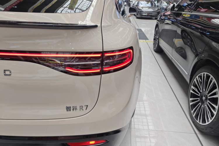 Used Hima Luxeed R7 2025 Range-Extended Version 251 km Max Right Rear Taillight