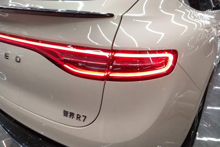 Used Hima Luxeed R7 2025 Range-Extended Version 251 km Max Right Rear Taillight