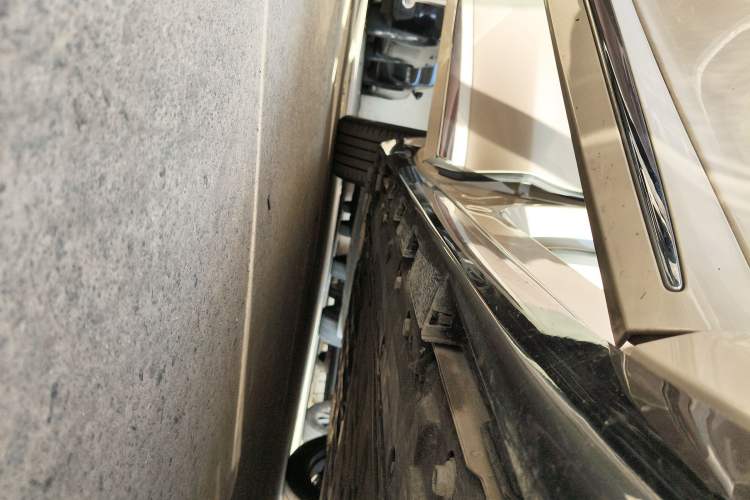 Used Hima Luxeed R7 2025 Range-Extended Version 251 km Max Right Side Sill
