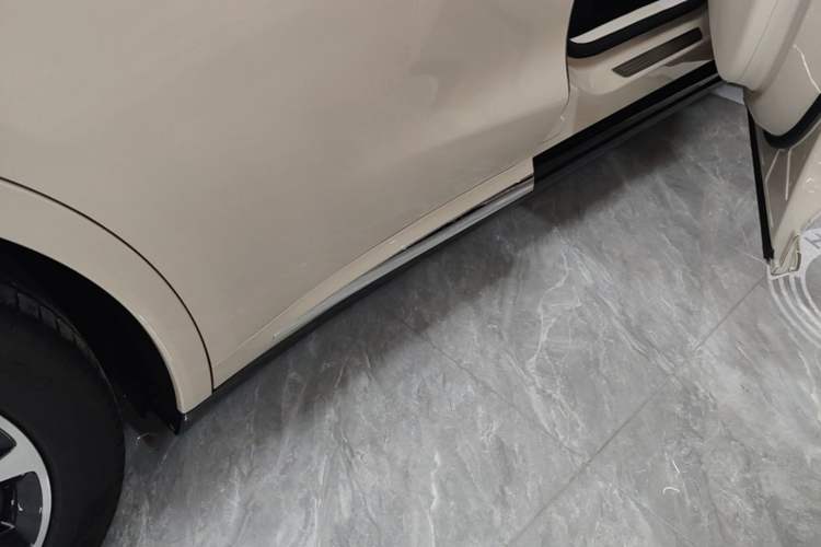 Used Hima Luxeed R7 2025 Range-Extended Version 251 km Max Right Side Sill