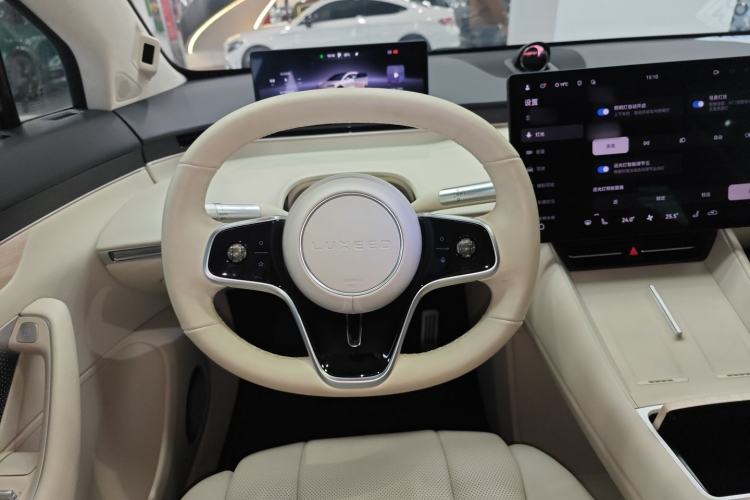 Used Hima Luxeed R7 2025 Range-Extended Version 251 km Max Steering Wheel