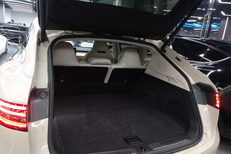 Used Hima Luxeed R7 2025 Range-Extended Version 251 km Max Trunk
