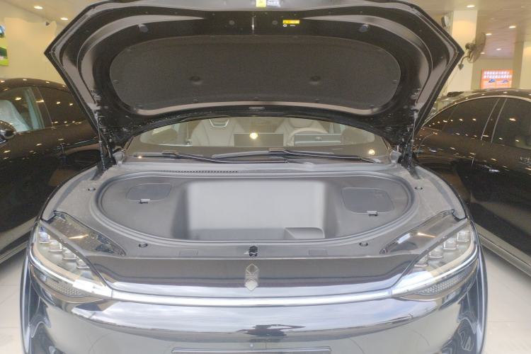 Used Hima Luxeed R7  Engine Bay