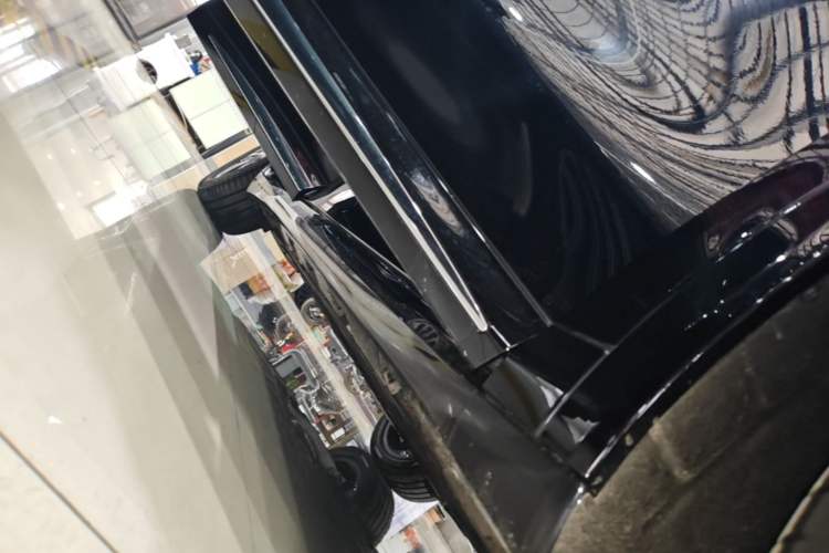 Used Hima Luxeed R7 2026 Model Range-Extending Max Right Side Sill