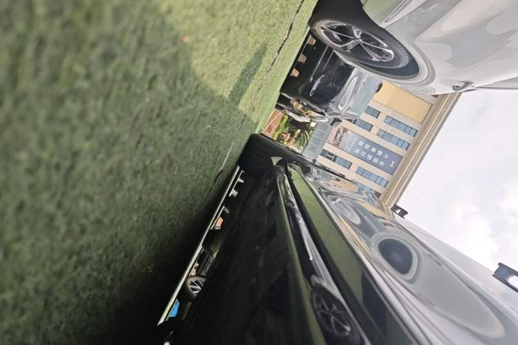 Used Hima Luxeed R7 2026 Model Range-Extending Max Right Side Sill