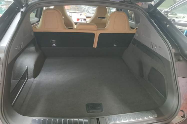 Used Hima Luxeed R7 2026 Model Range-Extending Ultra Trunk