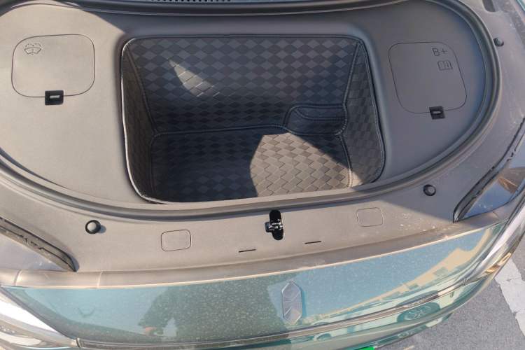 Used Hima Luxeed R7  Engine Bay