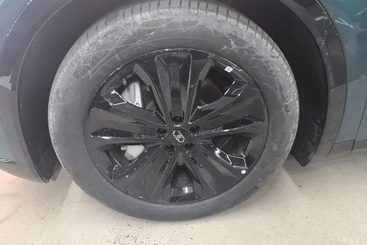 Used Hima Luxeed R7 2026 Model Range-Extending Max Exterior 4