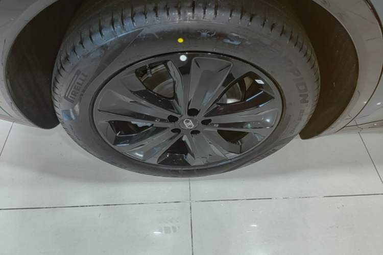 Used Hima Luxeed R7 2026 Model Range-Extending Max+ Exterior 5