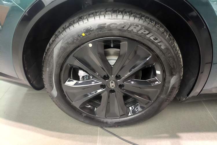 Used Hima Luxeed R7 2026 Model Range-Extending Max+ Exterior 5