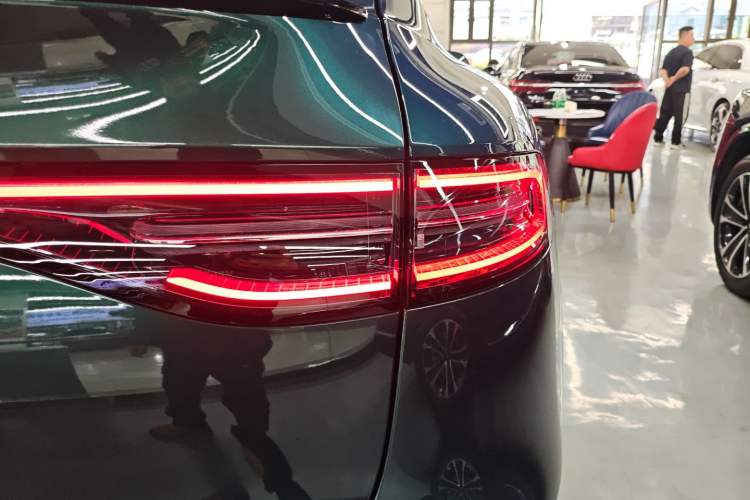 Used Hima Luxeed R7 2026 Model Pure Electric Ultra Right Rear Taillight