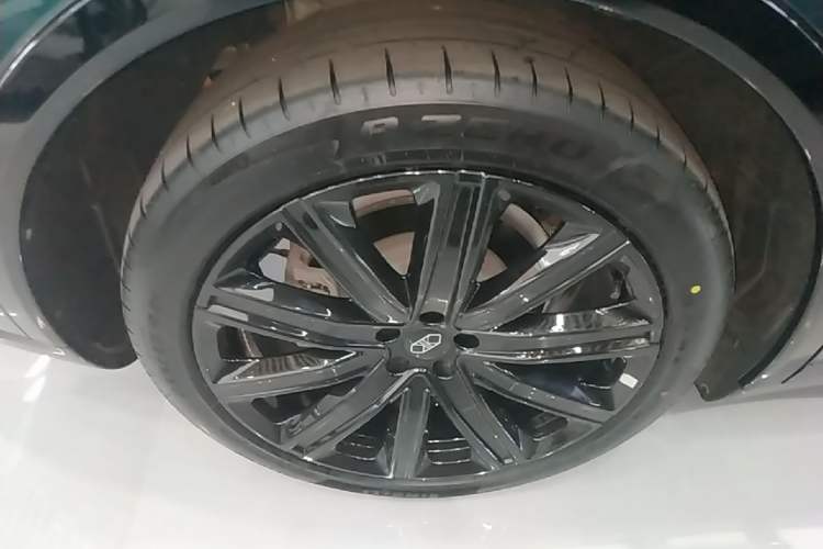 Used Hima Luxeed R7 2026 Model Pure Electric Max+ Right Rear Wheel Hub