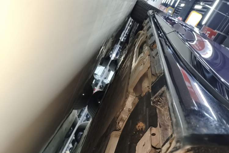 Used Hima Luxeed R7 2026 Model Range-Extending Max Left Side Sill