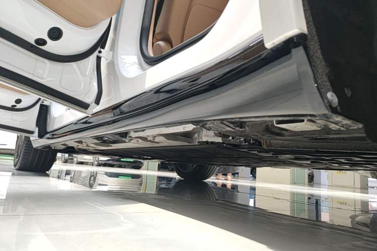 Used Hima Luxeed R7 2026 Model Range-Extending Ultra Left Side Sill