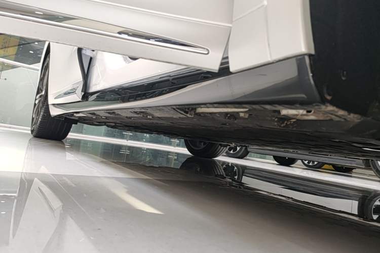 Used Hima Luxeed R7 2026 Model Range-Extending Ultra Right Side Sill