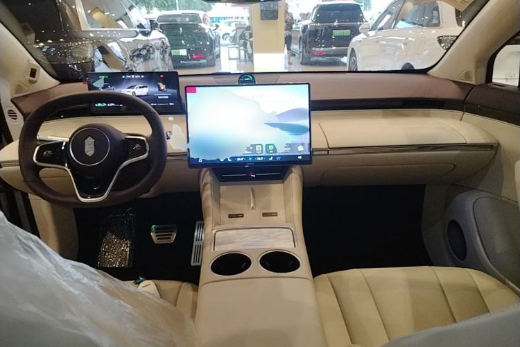 Used Hima Luxeed R7 2026 Model Range-Extending Max+ Center Console