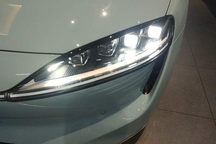 Used Hima Luxeed S7 2024 Ultra Four-Wheel Drive Flagship Edition Left Front Headlight