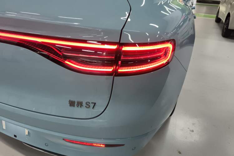 Used Hima Luxeed S7 2024 Ultra Four-Wheel Drive Flagship Edition Right Rear Taillight