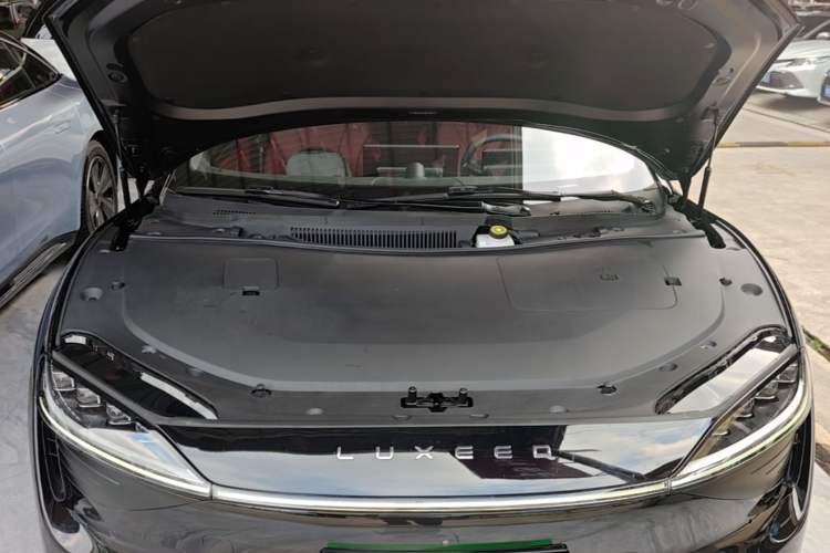 Used Hima Luxeed S7 2025 855 km Max Engine Bay
