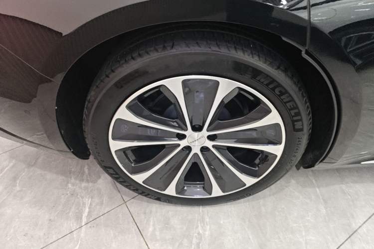 Used Hima Luxeed S7 2025 855 km Max Right Rear Wheel Hub