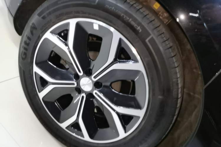 Used Hima Luxeed S7 2025 855 km Max Right Rear Wheel Hub