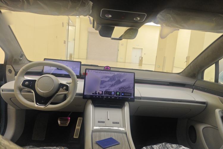 Used Hima Luxeed S7 2025 705 km Max Center Console