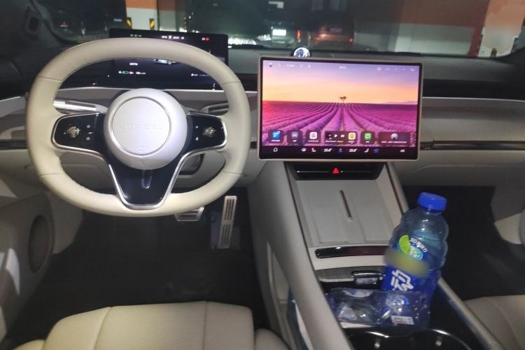 Used Hima Luxeed S7 2025 705 km Max Center Console